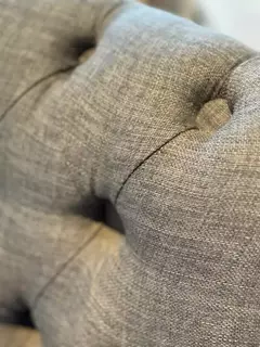 SILLON VICENTE CON CAPITONE GRIS CLARO en internet