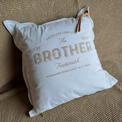 Almohadon Tusor Stamp Blanco con cuero 50x50cm