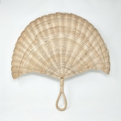 Abanico medialuna Rattan con manija 50cm