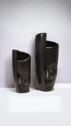 Florero media cara Hiding Faces chico negro 21cm en internet