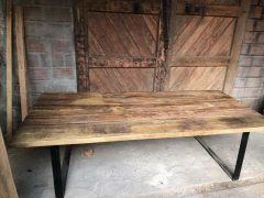 Mesa de laurel con patas de hierro 260cm en internet