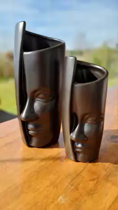 Florero media cara Hiding Faces chico negro 21cm - comprar online