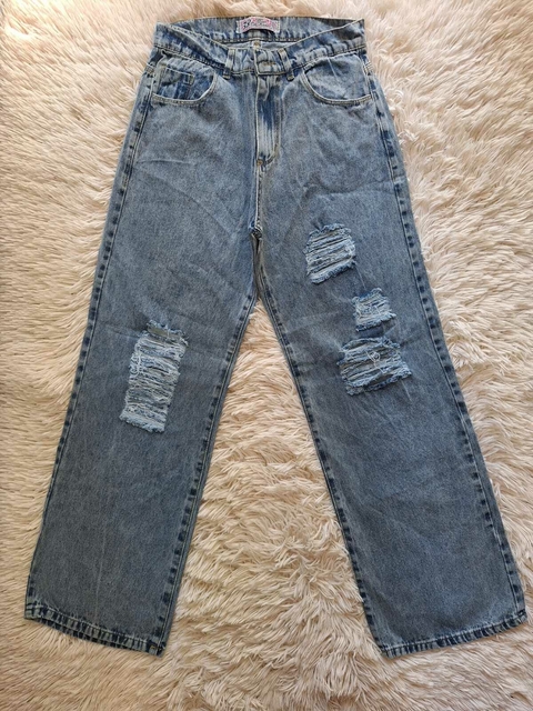 Jeans WIDE celeste nevado con roturas y tiro alto sobre fondo claro.