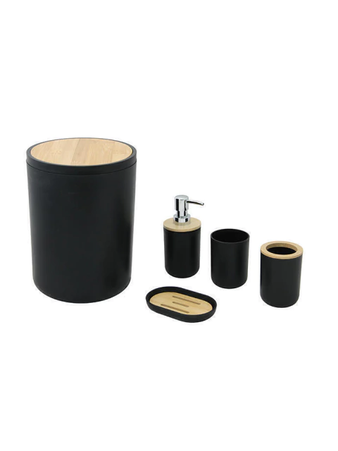 Set de 5 accesorios de baño en color negro con detalles en madera, incluye basurero, dispensador de jabón, vaso, porta cepillos y jabonera