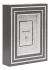 Portarretratos box de tres marcos, diseño en tonos gris y blanco, con espacio para fotos de 10x15 cm.