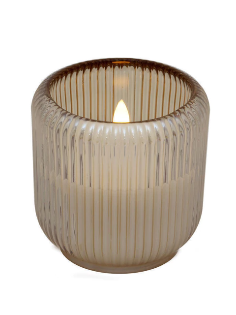Vela artificial encendida en recipiente de vidrio traslúcido con diseño estriado y tamaño 8x8 cm