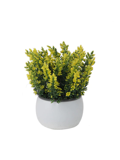 Maceta artificial blanca con planta decorativa de hojas verdes y flores amarillas