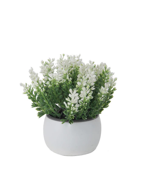 Maceta artificial blanca con planta decorativa de hojas verdes y flores pequeñas blancas