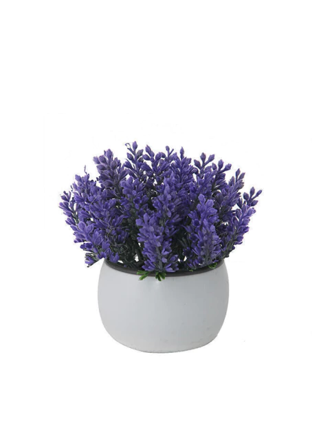 Maceta artificial blanca con flores de lavanda moradas decorativas