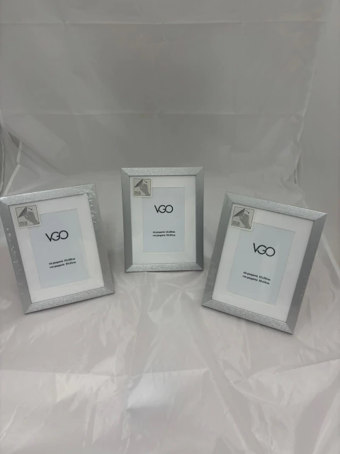 Set de tres portarretratos de plástico con acrílico metalizados color plateado de la marca VGO, con tamaño para fotos 15x20 cm y paspartú 10x15 cm