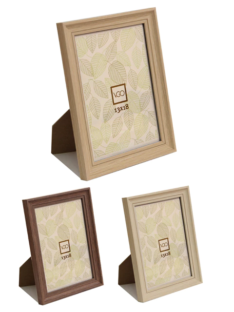 Conjunto de portarretratos de plástico con acabado simil madera y moldura, en colores claro, oscuro y beige, tamaño 13x18 cm