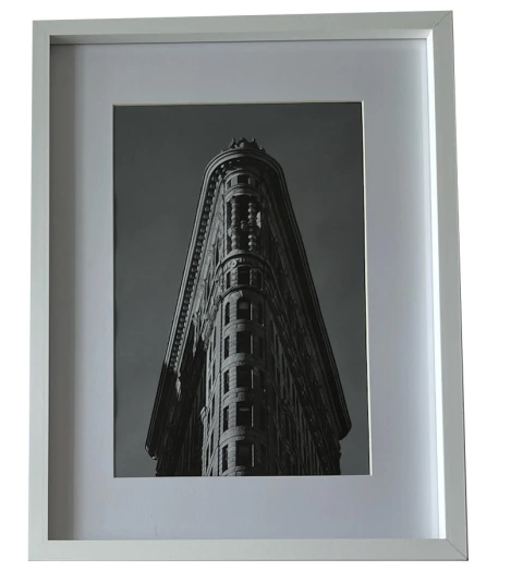 Portarretratos decorativo blanco con una fotografía en blanco y negro de un edificio icónico en perspectiva.