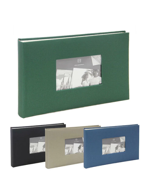 Álbumes autoadhesivos de tela en colores verde, negro, beige y azul con ventana para foto en la tapa