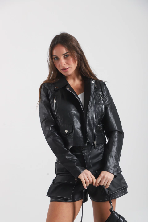 Campera Ecocuero cruzada con tachas y cierres en los puños. Art: 7270