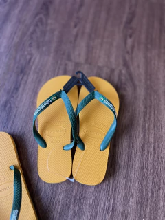 Havainas Brasil - Amarela letreiro branco na internet