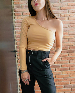 TOP UN SOLO HOMBRO BEIGE