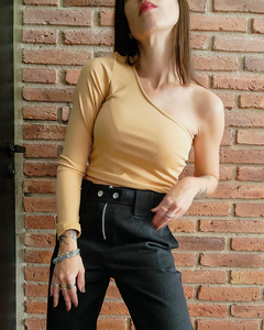 TOP UN SOLO HOMBRO BEIGE - comprar online