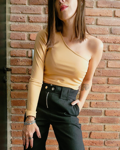 TOP UN SOLO HOMBRO BEIGE
