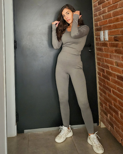 Imagen de SET DEPORTIVO SEAMLESS GRIS TOPO