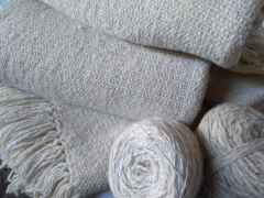 Manta / Chal de Lana de Oveja color crudo en telar # 251 - Pueblo Andino