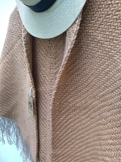 Chal / chalinas triangular Beige en telar - comprar online