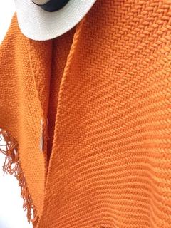 Chal / chalinas triangular naranja palido en telar - comprar online