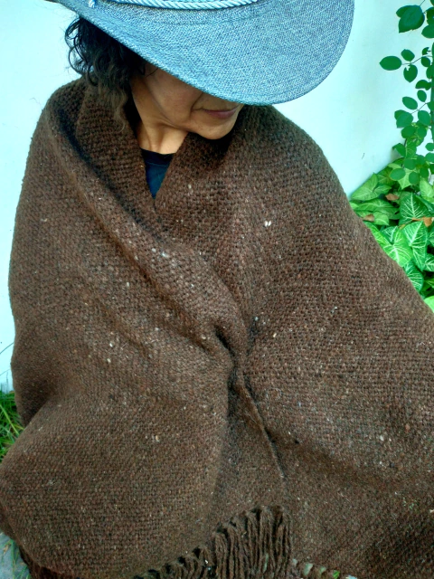 Manta / Chal de Lana de Llama chocolate rustico en telar # 162