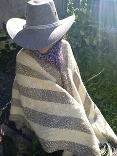 Poncho en lana de Oveja en telar rustico # 128 en internet