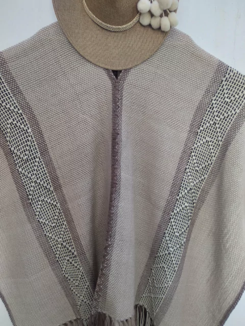 Poncho en lana de Oveja en telar Maimareño # 129