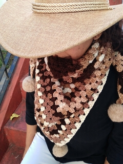 Cuello triangular en lana sedificada