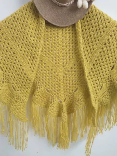 Chal / chalina triangular color amarillo