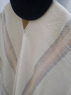 Poncho en Lana de Oveja crudo con lineas # 148 - Pueblo Andino