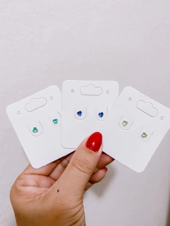 Brinco mini coracao em zircônia