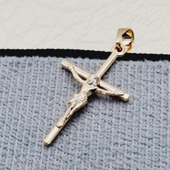 DIJE CRUZ CRISTO TUBULAR DELGADA 3CM ORO LAMINADO 18K