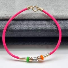 PULSERA CAUCHO FUCSIA B4MM OVALO CANOTILLO ORO LAMINADO 18K