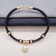 PULSERA CAUCHO ESPECIAL B6MM DIJE SAN BENITO ORO LAMINADO 18K