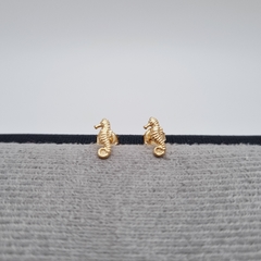 TOPO CABALLITO DE MAR ORO LAMINADO 18K