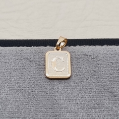 DIJE PLACA LETRA ORO LAMINADO 18K en internet