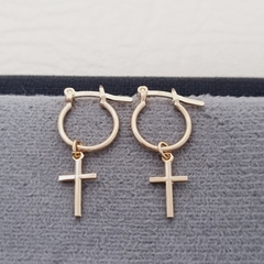 CANDONGA CON DIJE CRUZ LISA ORO LAMINADO 18K