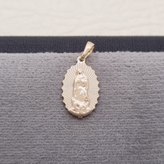DIJE VIRGEN DE GUADALUPE CON DESTELLOS ORO LAMINADO 18K