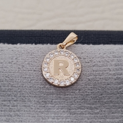 DIJE REDONDO LETRAS CIRCON ORO LAMINADO 18K - Zoco oro laminado 18k
