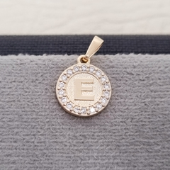 DIJE REDONDO LETRAS CIRCON ORO LAMINADO 18K - Zoco oro laminado 18k