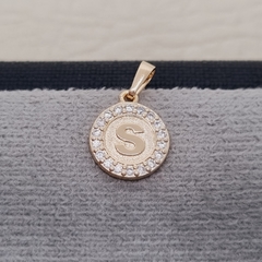 DIJE REDONDO LETRAS CIRCON ORO LAMINADO 18K - tienda online