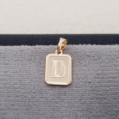 DIJE PLACA LETRA ORO LAMINADO 18K - Zoco oro laminado 18k