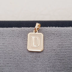 DIJE PLACA LETRA ORO LAMINADO 18K - Zoco oro laminado 18k