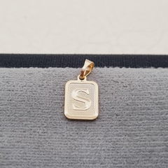 Imagen de DIJE PLACA LETRA ORO LAMINADO 18K