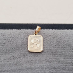 Imagen de DIJE PLACA LETRA ORO LAMINADO 18K
