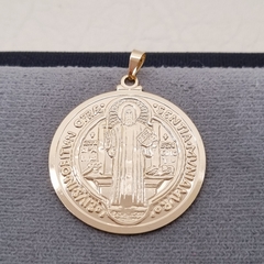 DIJE SAN BENITO XL ORO LAMINADO 18K