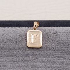 Imagen de DIJE PLACA LETRA ORO LAMINADO 18K