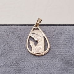 DIJE SILUETA NIÑA MARIA GRANDE ORO LAMINADO 18K